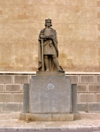 Mahon - Alfonso III před Església de Santa María